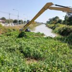 ชลประทานที่ 10 ลุยกำจัดวัชพืชคลองซอย 21 ขวา ลพบุรี เปิดทางน้ำเกษตร